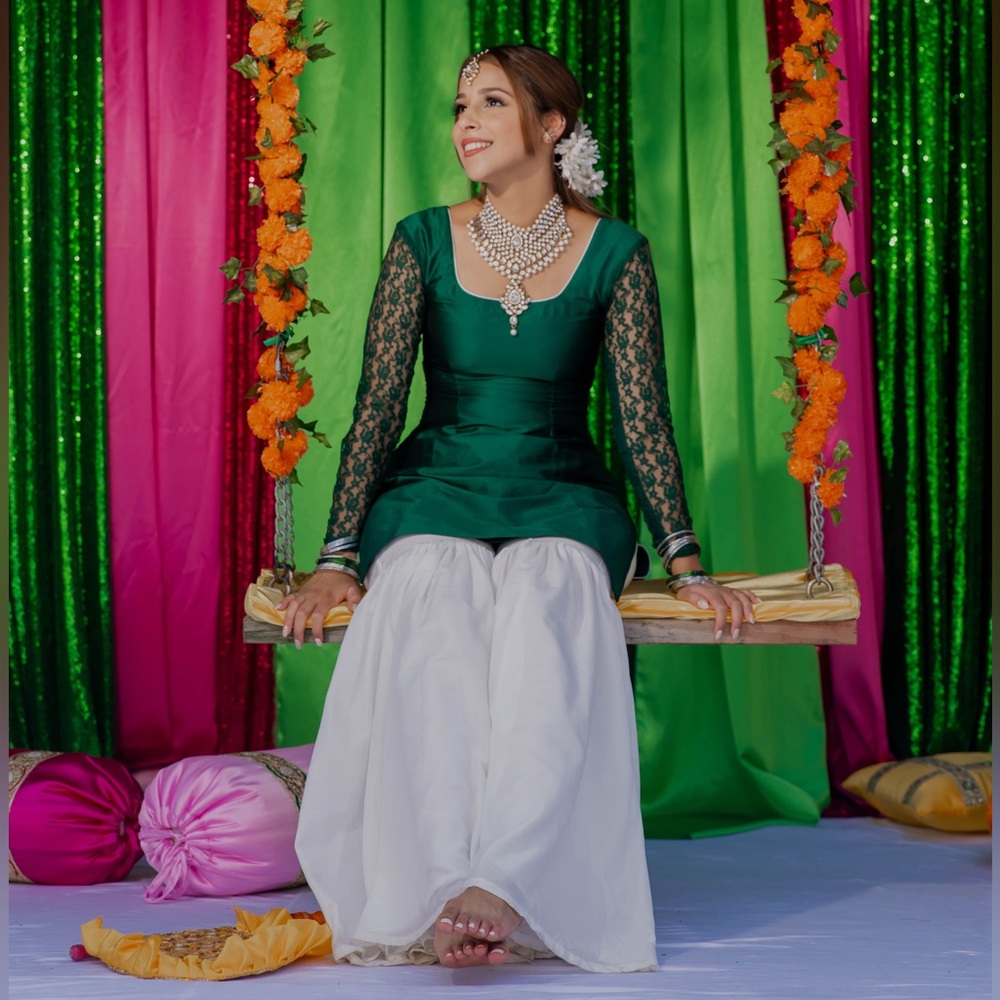 Elegant Green and White Dress with Lace Sleeves